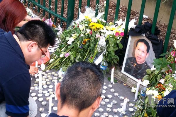 8月14日,华人在事发地为受害者张朝林献花和蜡烛。现在奥贝维埃政府在那里为他里牌匾。（解空/大纪元）