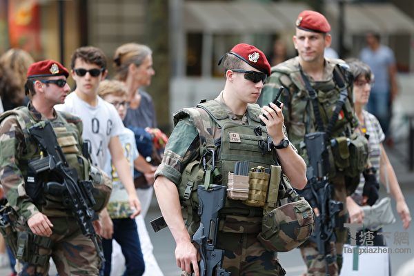 自2015年初以来法国军队一直在施行哨兵行动，在景点巡逻。 ( MATTHIEU ALEXANDRE/AFP/Getty Images)