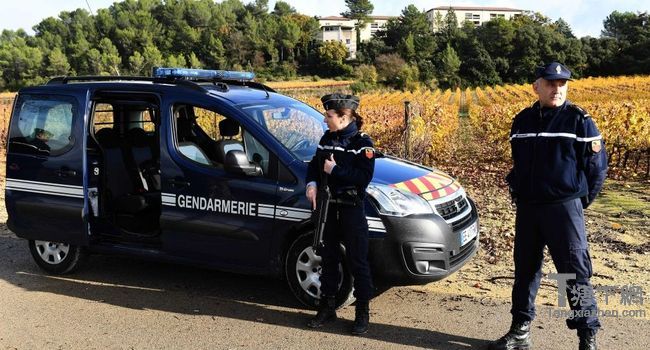 Les gendarmes quadrillent la région pour retrouver le meurtrier./ Photo AFP