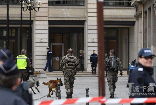 Des démineurs au pôle financier du tribunal de grande instance de Paris après une alerte à la bombe le 20 mars, dans le 9e arrondissement.