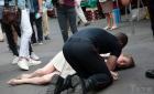 脸被甩传单后，法国保守党候选人昏倒在地 (组图)