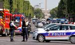法国巴黎一汽车撞警车后爆炸 警方：是否蓄意暂未知