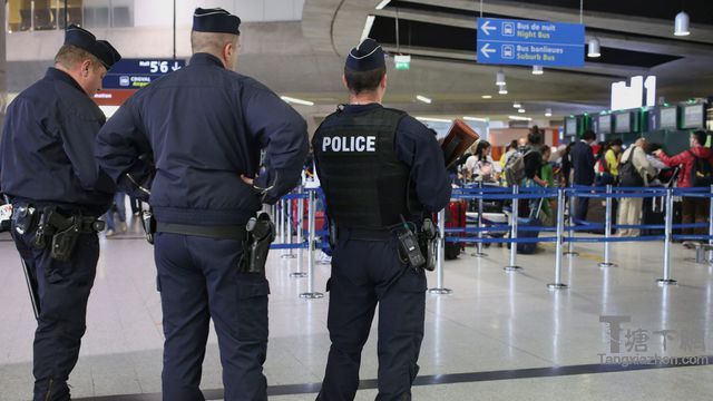 游客被罩住周六周围戴高乐机场罪犯夷为平地。
